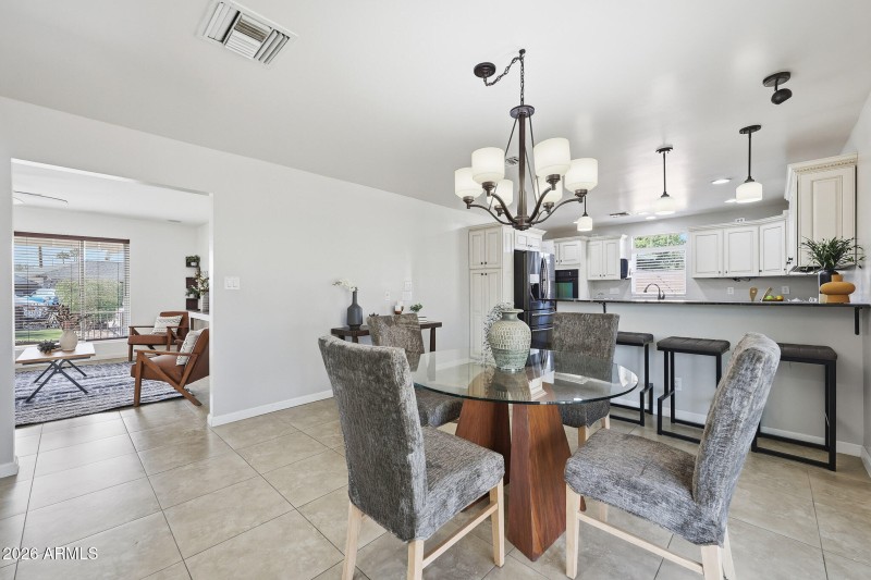 Dining & Breakfast Bar