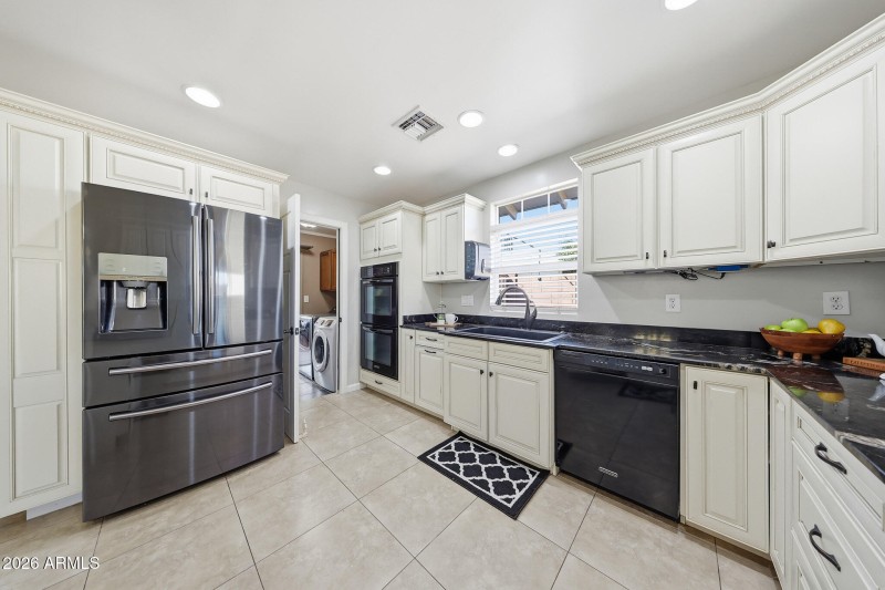 Spacious Kitchen, newer appliances