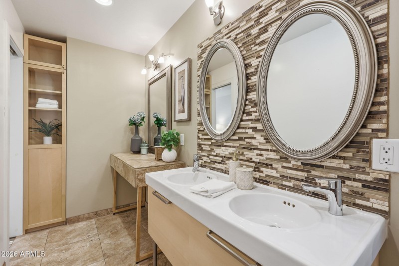 Dual Sinks in Primary Bath