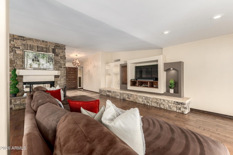 5022 E Calle De Los Flores