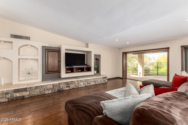 5022 E Calle De Los Flores