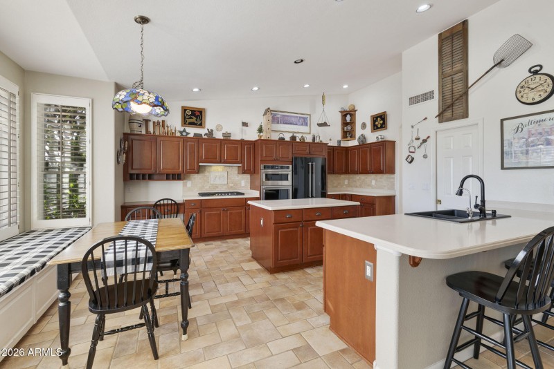 Kitchen with island & breakfast bar