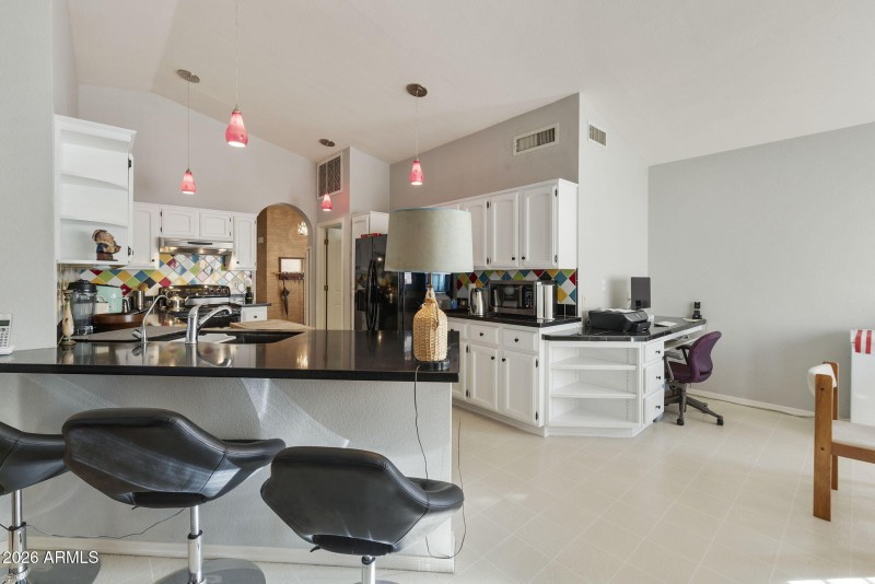 Kitchen with breakfast bar