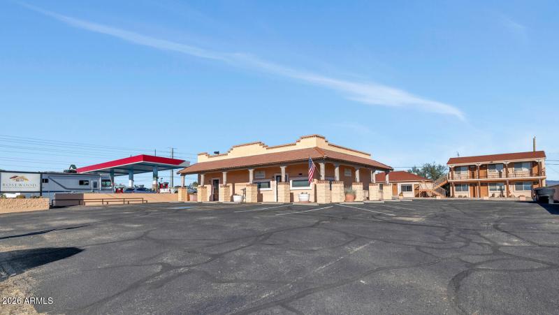 760 W Wickenburg Way-large-005-028-TOD73