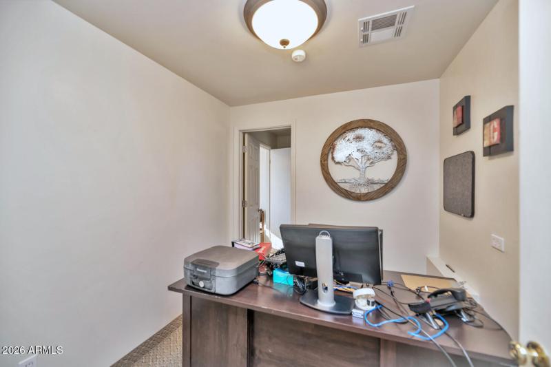 760 W Wickenburg Way-large-031-014-TOD73