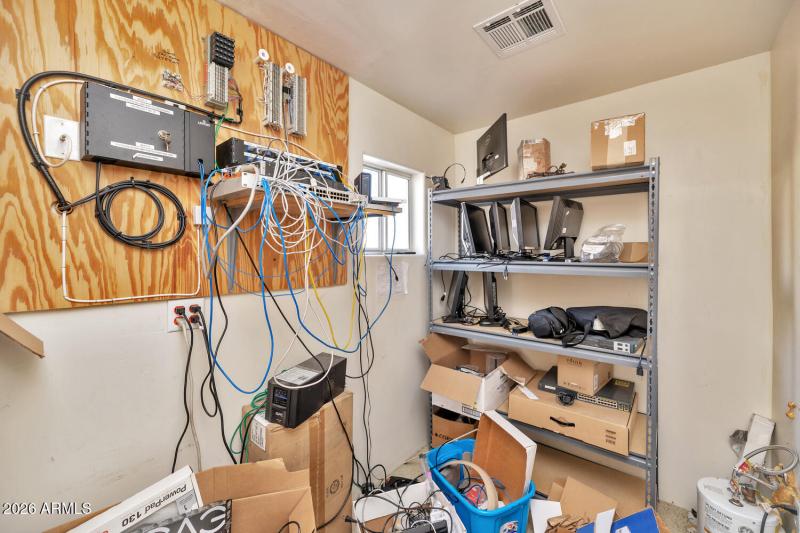 760 W Wickenburg Way-large-032-025-TOD73