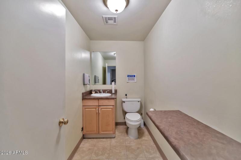 760 W Wickenburg Way-large-042-031-TOD73