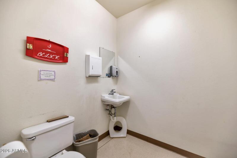 760 W Wickenburg Way-large-049-027-TOD73