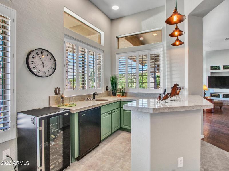 03-Kitchen-and-Wet-bar-(2)