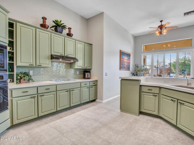 03-Kitchen-and-Wet-bar-(10)