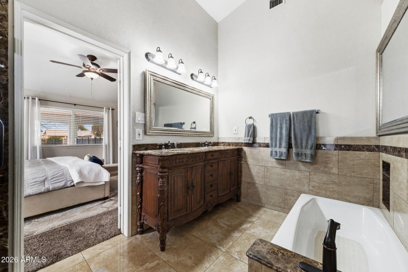 031__1822 E Lexington Ave