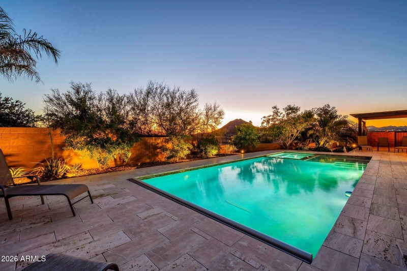 565 W Perkins St Twilight-32