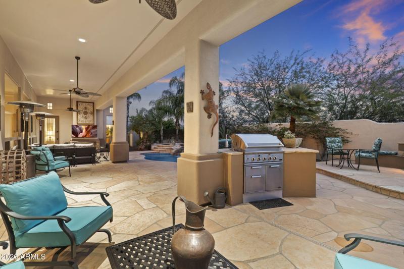 Outdoor Kitchen W Built In BBQ