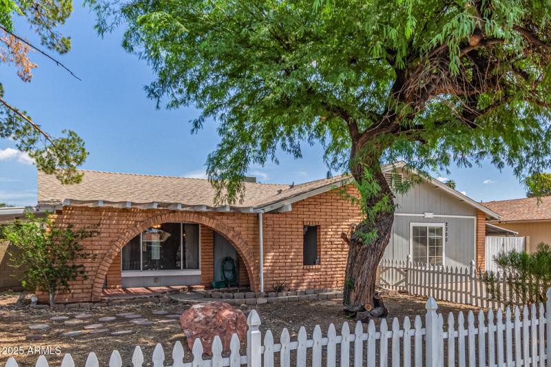 2300 E CONCORDA Dr - Front Yard