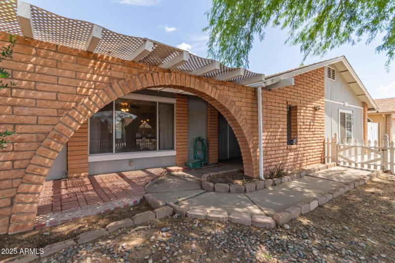 2300 E CONCORDA Dr - Front Yard