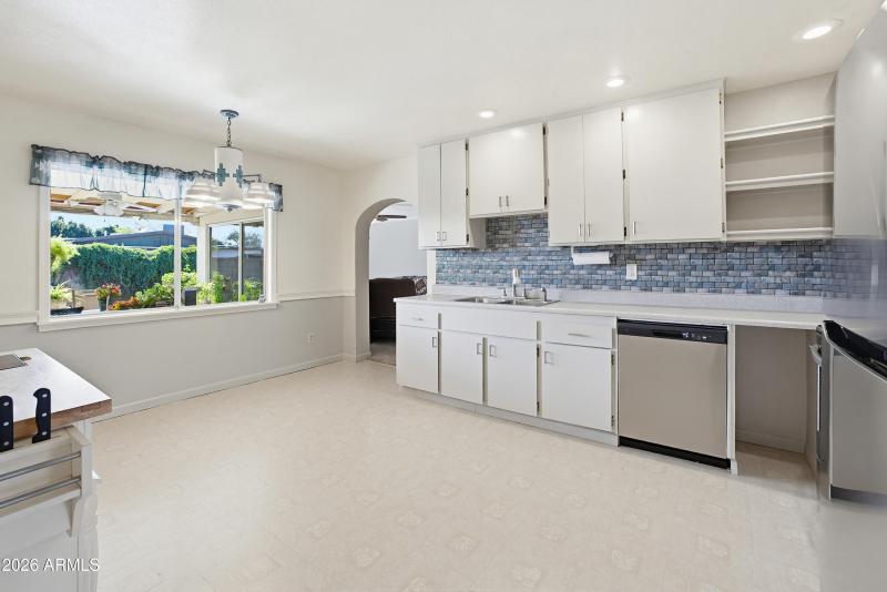 3321 W Greenway Rd-13