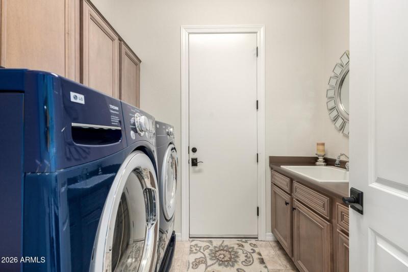 Laundry w/Sink/Cabinets