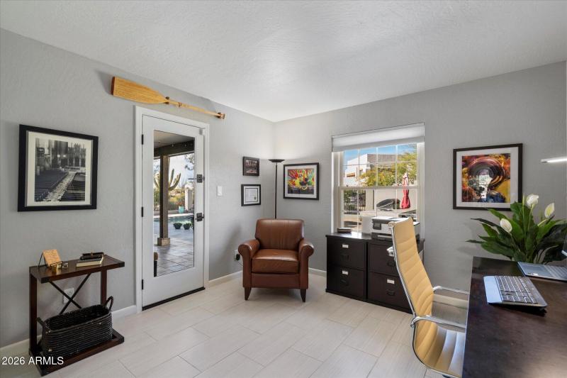 Bedroom 1 w pool access