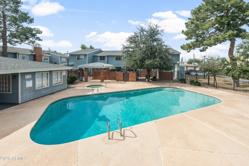 28 - Swimming pool and hot tub