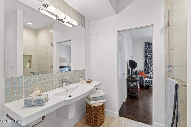 Bathroom 2 - Jack & Jill