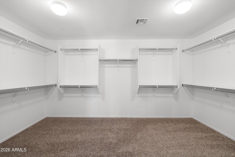 33-Walk-in Closet