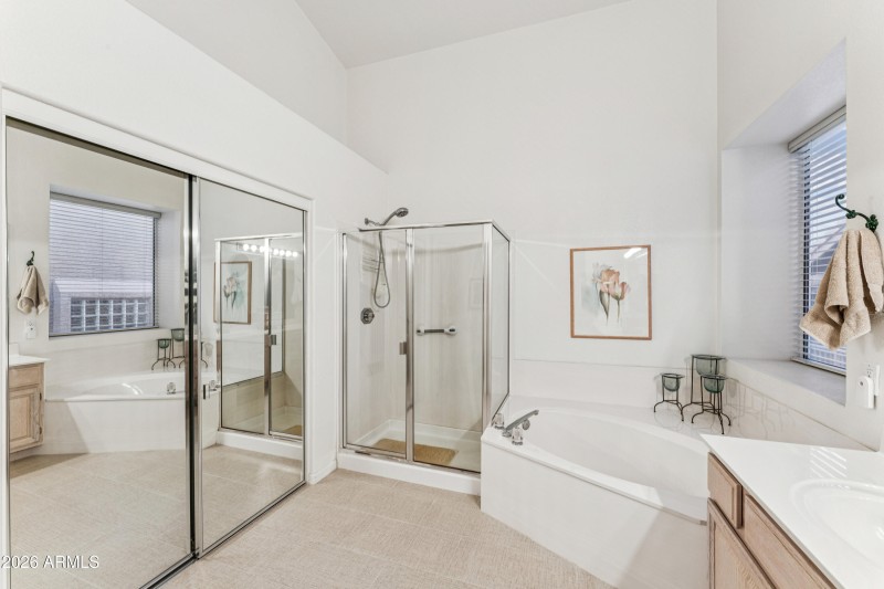 LARGE WALK-IN CLOSET