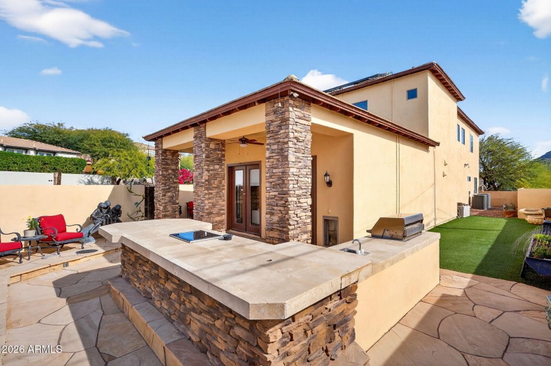 Covered Patio & Built-In BBQ