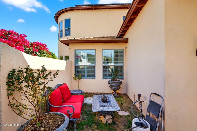 Intimate Courtyard Seating