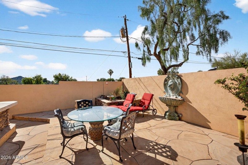 Outdoor Dining & Fountain Feature