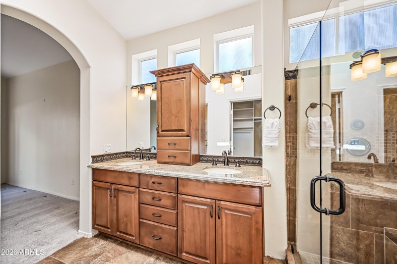 Dual sinks primary bath