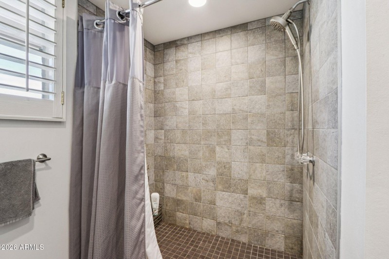 23-web-or-mls-North 25th Pl-S0702-023