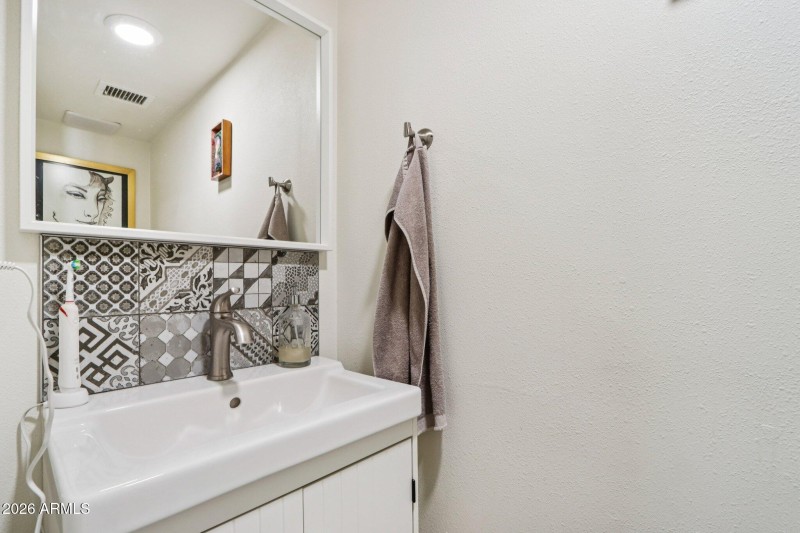 24-web-or-mls-North 25th Pl-S0702-024