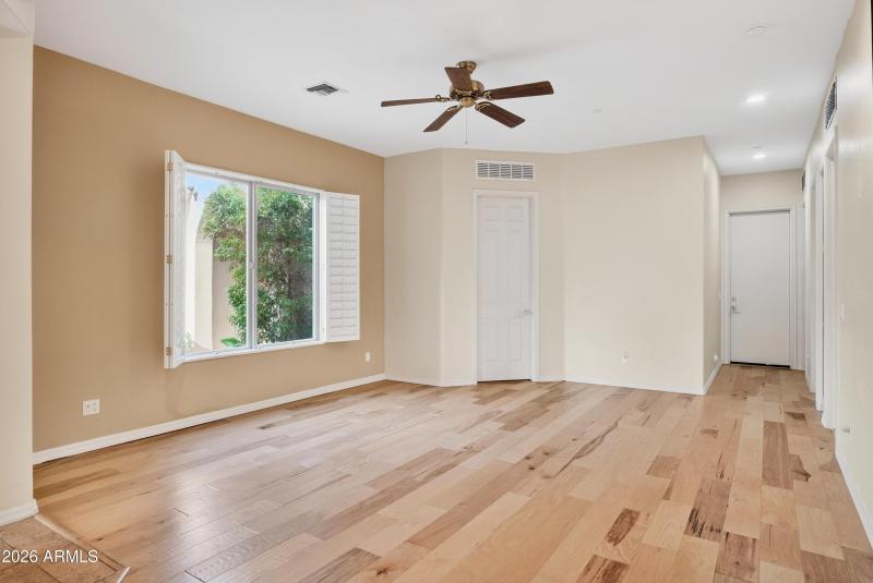 010_11157 E Greenway Rd