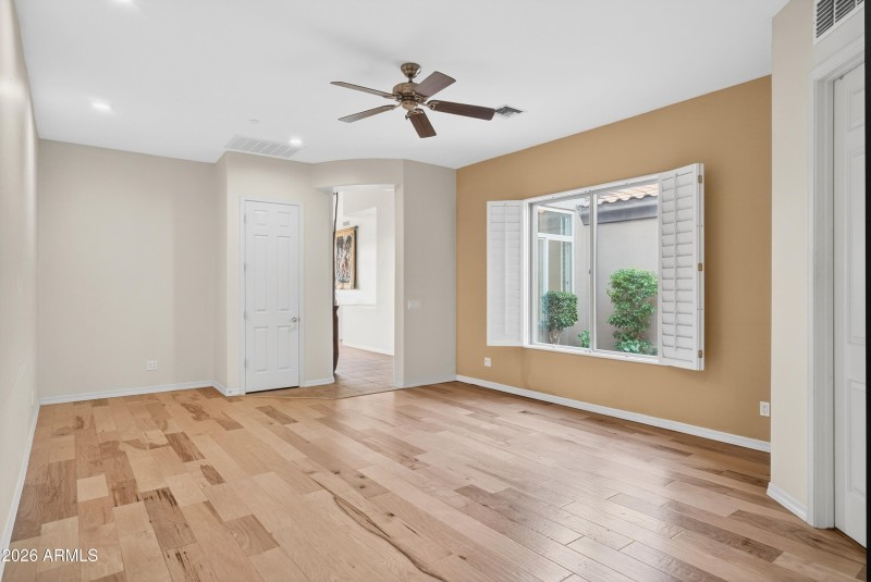 011_11157 E Greenway Rd