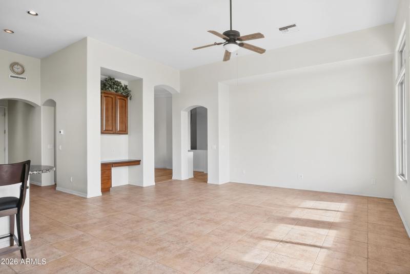 008_11157 E Greenway Rd