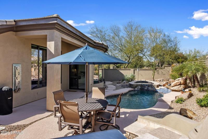 037_Outdoor Dining to Pool