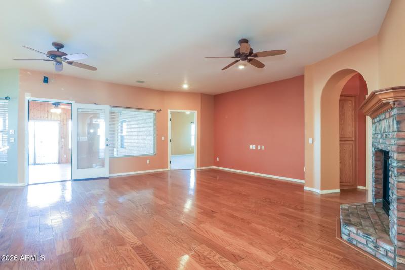 4-photo-Living-Room-073aeaa0-69a3-4b20-a