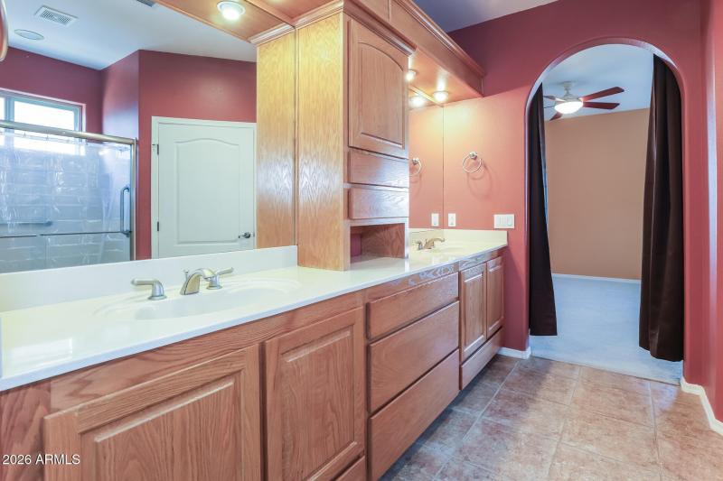 14-photo-Main-Bathroom-54dcd876-8315-4e9
