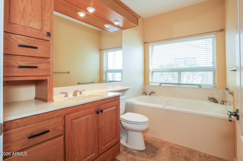 17-photo-Bathroom-c85d10f1-0112-4d05-a17