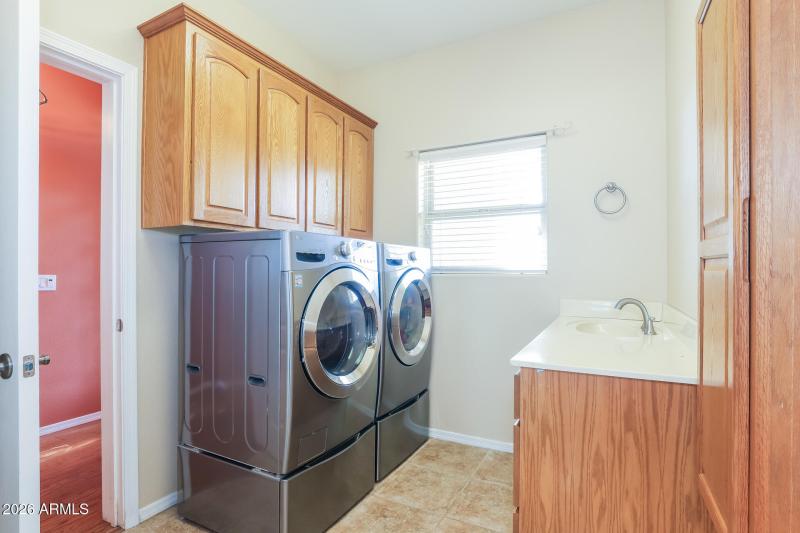 18-photo-Laundry-Room-8e628103-3c19-46fc