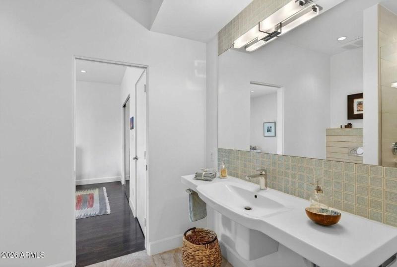 Bathroom 2 - Jack & Jill