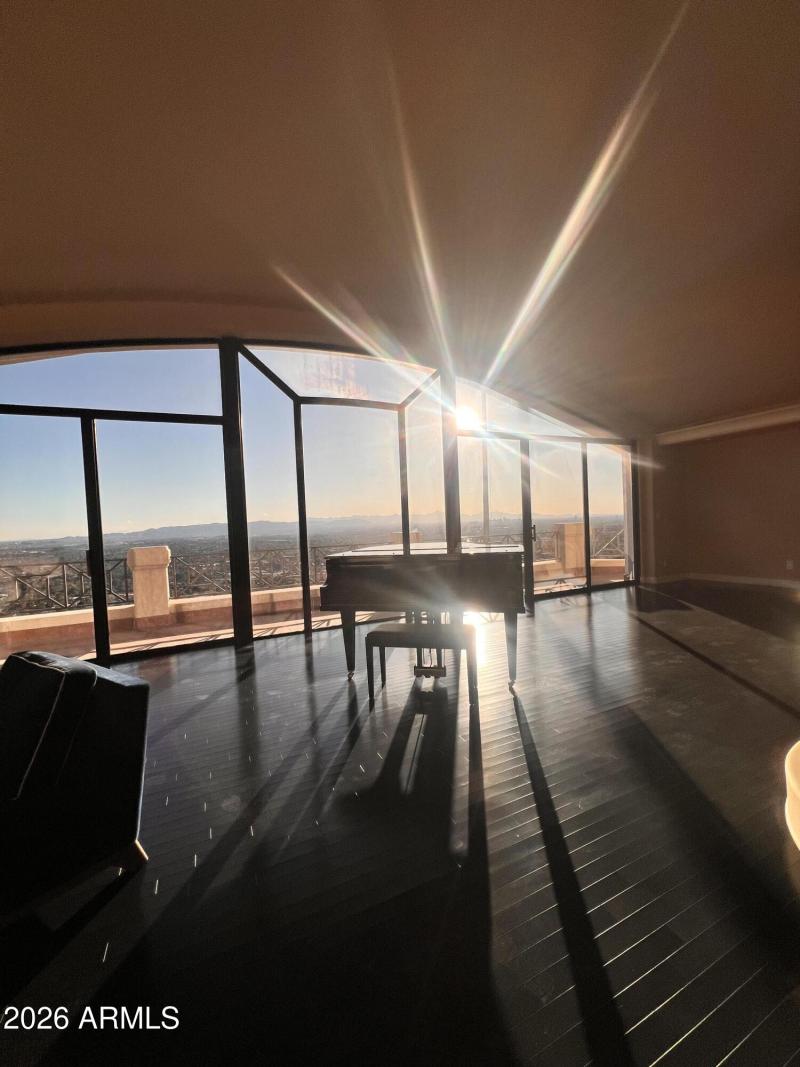 PANORAMIC VIEWS THRU EVERY WINDOW