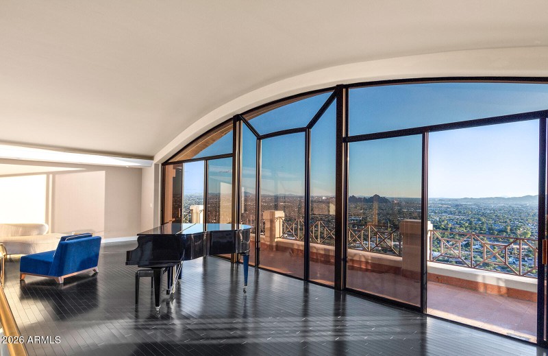 FLOOR TO CEILING WINDOWS