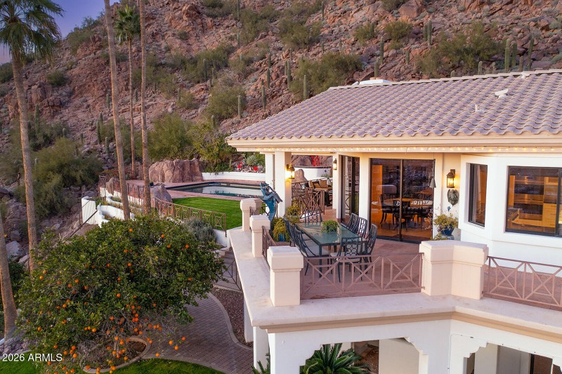 SEATING JUST OUTSIDE KITCHEN