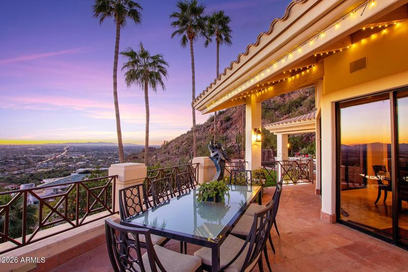 OUTDOOR DINING OFF KITCHEN