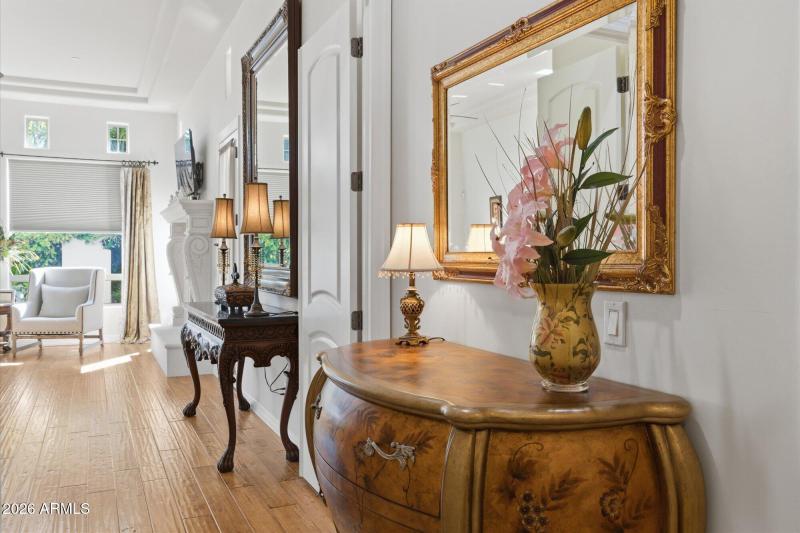 Hallway w Hardwood Floors