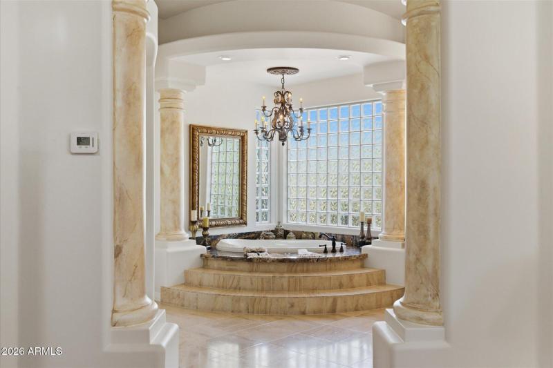 Primary Bath w Soaking Tub