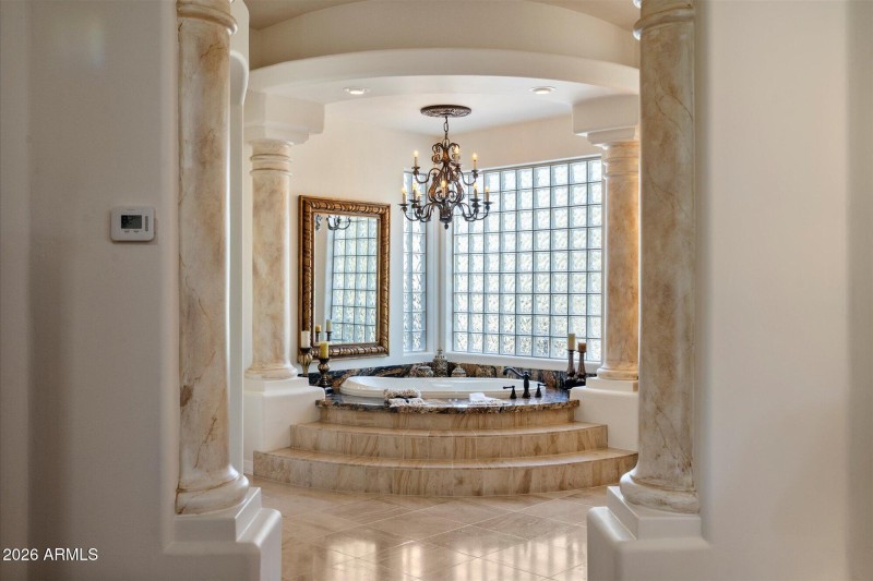 Primary Bath w Soaking Tub