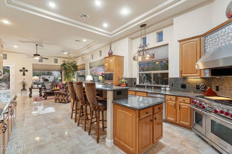 Kitchen w Breakfast Bar