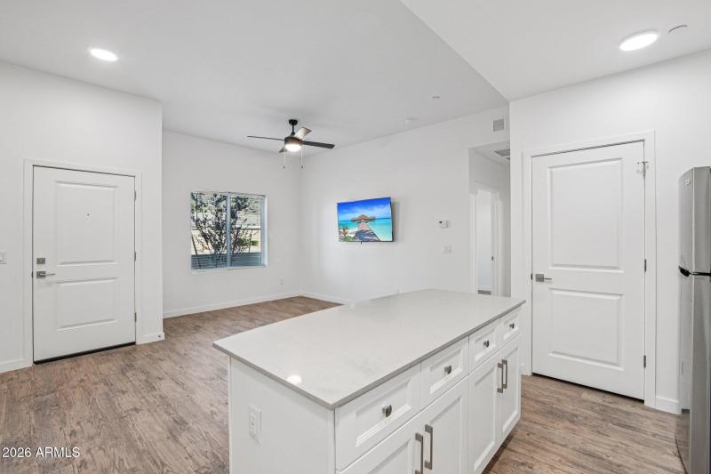 8-web-or-mls-3021 W Williams Dr A101-S06